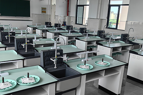 實(shí)驗(yàn)臺(tái)